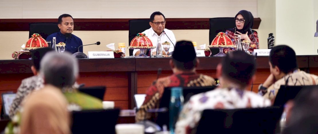 Gubernur Sulsel, Andi Sudirman Sulaiman, mengikuti pengarahan Menteri Dalam Negeri (Mendagri) Muhammad Tito Karnavian, terkait penanganan pemulihan ekonomi dan inflasi, di Kantor Gubernur Sulsel, Kota Makassar, Jumat, 27 Januari 2023. Gubernur Sulsel, Andi Sudirman Sulaiman, mengikuti pengarahan Menteri Dalam Negeri (Mendagri) Muhammad Tito Karnavian, terkait penanganan pemulihan ekonomi dan inflasi, di Kantor Gubernur Sulsel, Kota Makassar, Jumat, 27 Januari 2023.