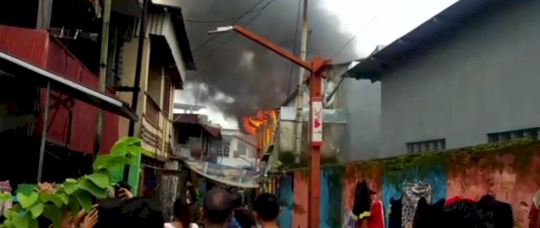 Kebakaran menimpa dua unit rumah di Jalan Kalumpang, Makassar. Kebakaran menimpa dua unit rumah di Jalan Kalumpang, Makassar.