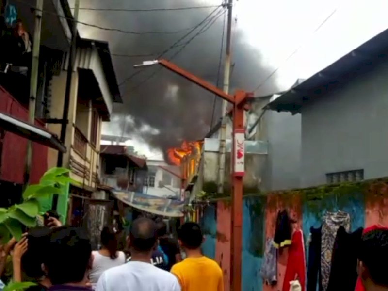 Dua Rumah Terbakar di Kawasan Padat Penduduk Makassar