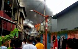 Dua Rumah Terbakar di Kawasan Padat Penduduk Makassar