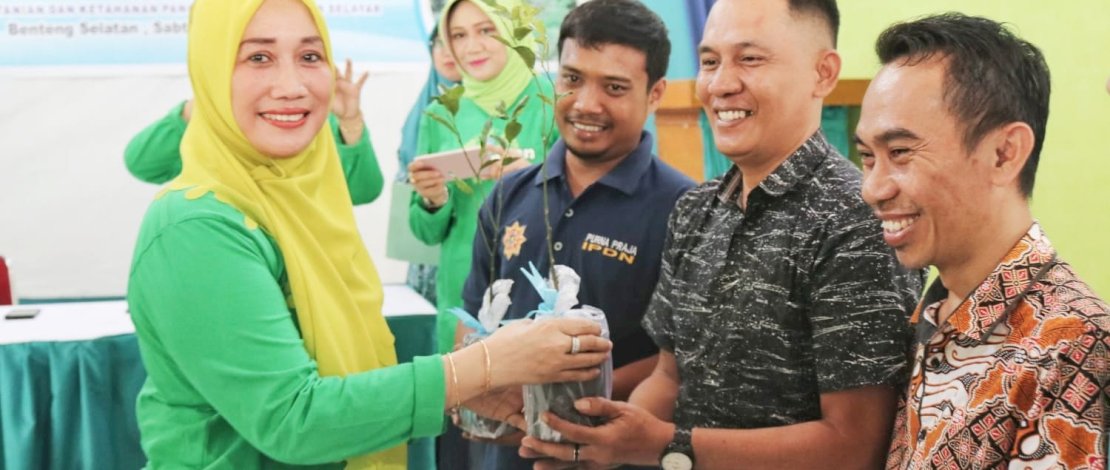 Ketua TP PKK Selayar, Andi Dwiyanti Musrifah, menyerahkan secara simbolis ratusan bibit jeruk keprok program andalan Sulsel kepada masing-masing kelurahan untuk selanjutnya disalurkan ke masyarakat.