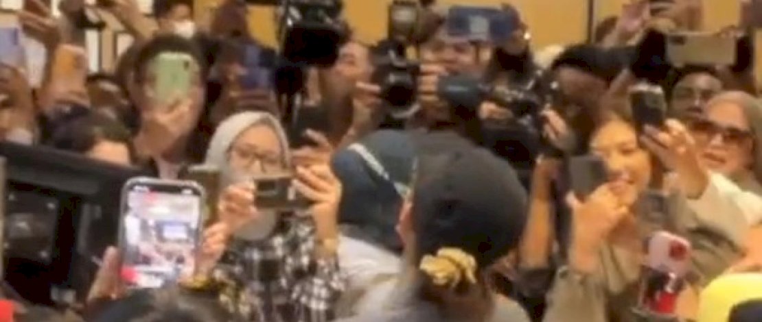 Bunda Corla Jadi Pelayan Restoran Cepat Saji di Jakarta, Netizen Heboh