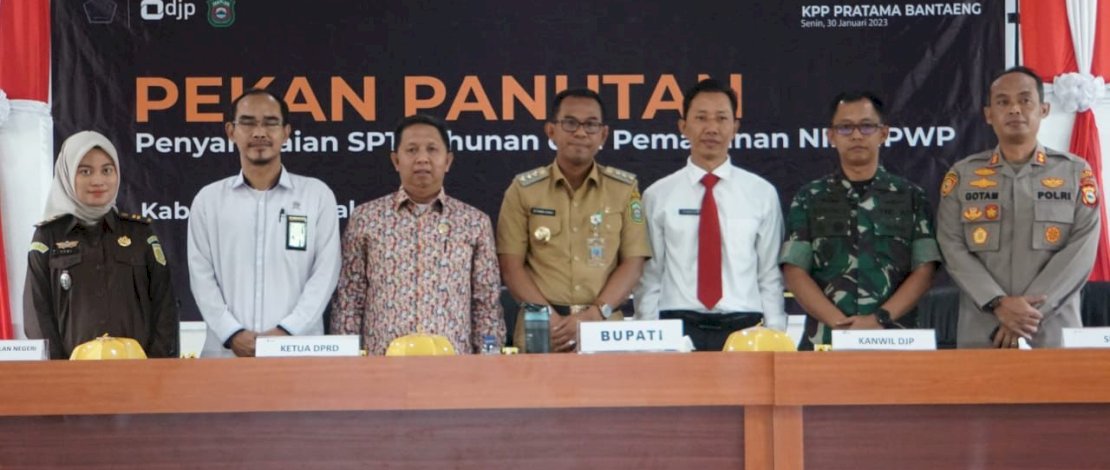 Pekan panutan pajak Penyampaian SPT Tahunan dan Pemadanan NIK-NPWP oleh Kantor Pelayanan, Penyuluhan dan Konsultasi Perpajakan (KP2KP) Takalar dibawah naungan KPP Pratama Bantaeng, berlangsung di Baruga I Manindori, Kantor Bupati Takalar, Senin, 30 Januari 2023.
