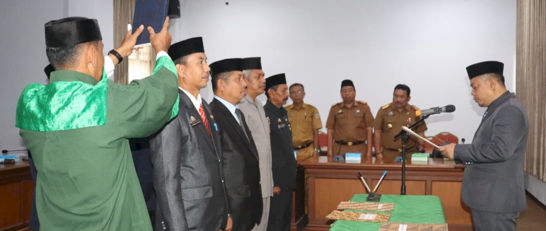 Sekretaris Daerah (Sekda) Kabupaten Kepulauan Selayar, Mesdiyono, mengukuhkan sejumlah pejabat Pimpinan Tinggi Pratama, serta melantik dan mengambil sumpah jabatan bagi pejabat Administrator, di Ruang Rapat Pimpinan Kantor Bupati, Senin, 30 Januari 2023.
