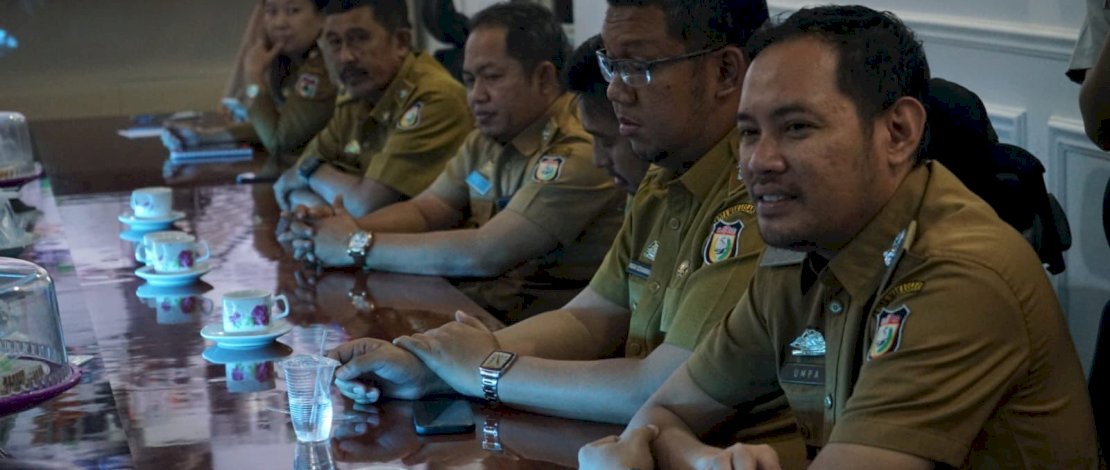 Camat Tallo Alamsyah Sahabuddin, bersama Lurah se Kecamatan Tallo, menerima kunjungan Kepala Kepolisian Sektor (Kapolsek) Tallo AKP Ismail, di Ruang Rapat Kecamatan Tallo, Senin, 30 Januari 2023. Camat Tallo Alamsyah Sahabuddin, bersama Lurah se Kecamatan Tallo, menerima kunjungan Kepala Kepolisian Sektor (Kapolsek) Tallo AKP Ismail, di Ruang Rapat Kecamatan Tallo, Senin, 30 Januari 2023.