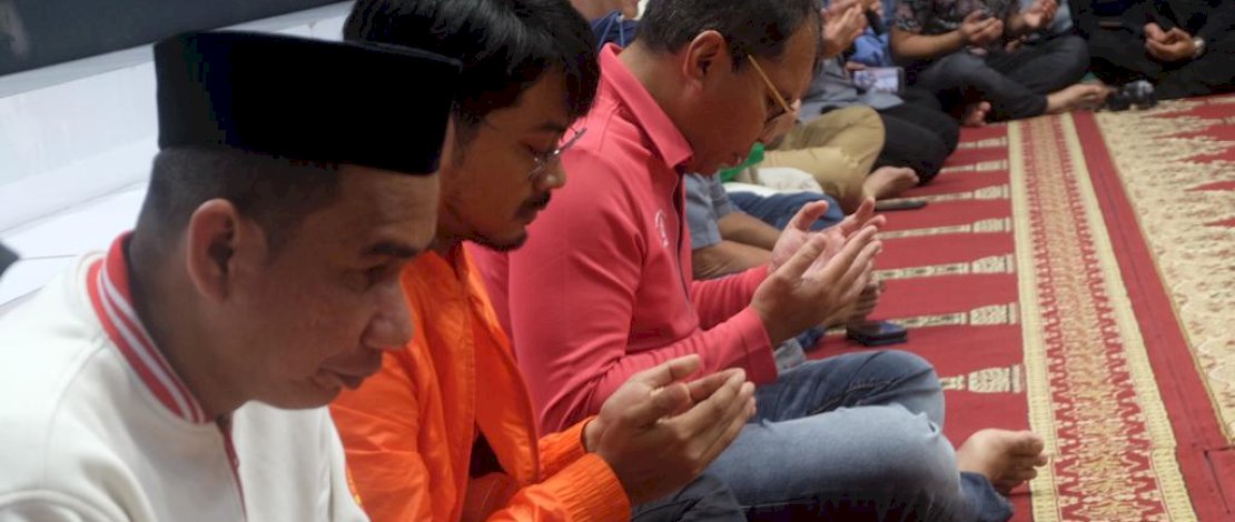 Ketua DPRD Makassar, Rudianto Lallo, turut hadir merayakan ulang tahun Wali Kota Moh Ramdhan "Danny" Pomanto, di kediaman pribadinya Jalan Amirullah, Senin, 30 Januari 2023.