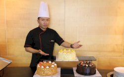 Aston Makassar Perkenalkan Pastry Chef  Baru Bawa Ciri Khas Cake Pisang Ijo