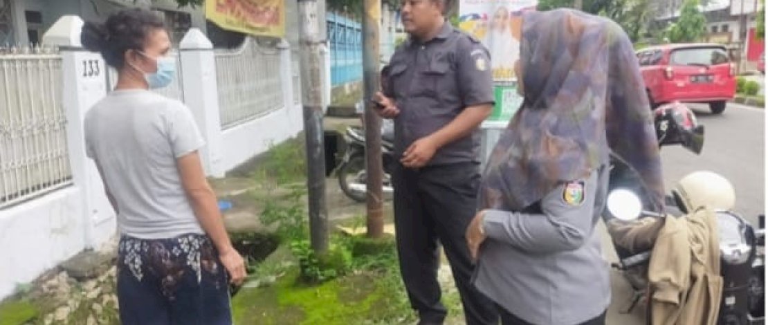 Anggota Pakandatto Disiplinkan Warga yang Buang Sampah Sembarangan 