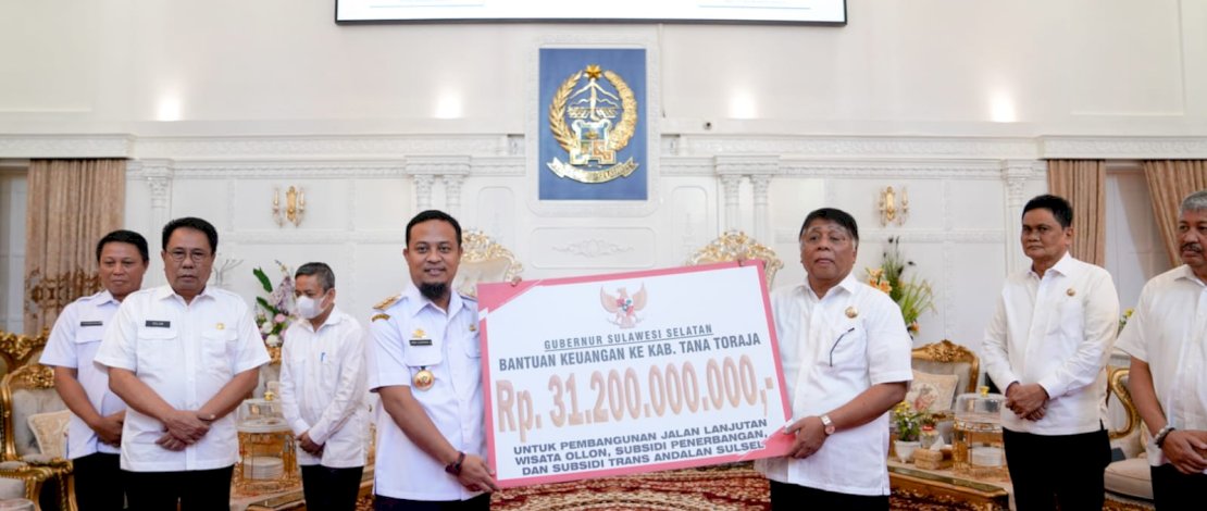 Gubernur Sulsel, Andi Sudirman Sulaiman, menyerahkan bantuan keuangan sebesar Rp31,2 miliar untuk Pemerintah Kabupaten Tana Toraja, di Rujab Gubernur, Rabu, 1 Februari 2023.