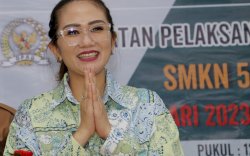 Kepsek SMKN 5 Makassar Beberkan Perjuangan Debbie Rusdin di Dunia Pendidikan