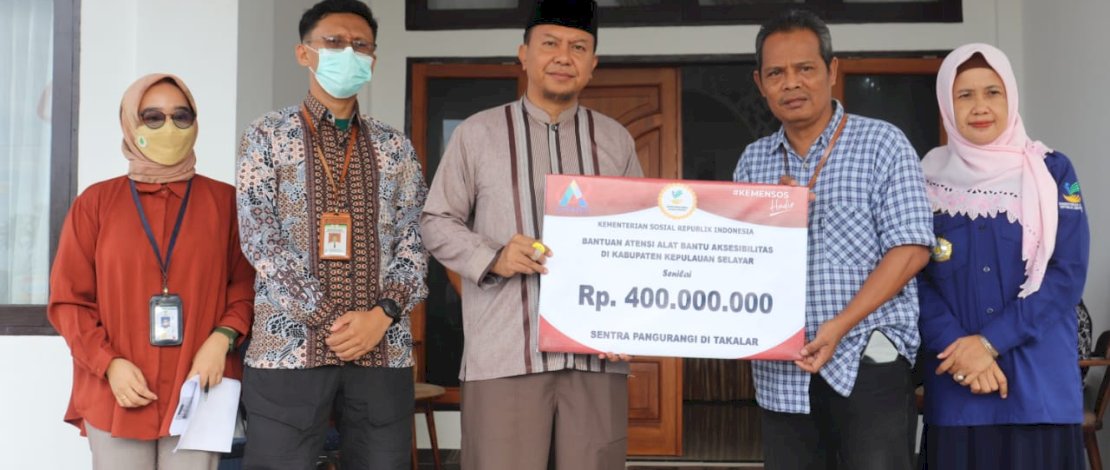 Bupati Selayar Basli Ali, menyerahkan bantuan senilai Rp400 juta kepada penyandang disabilitas. Bantuan ini bersumber dari Kementrian Sosial.