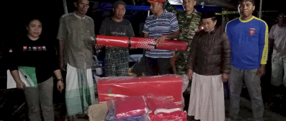 Penyerahan dan penyaluran paket bantuan tanggap darurat disaksikan Babinsa Desa Buki, Serda Rustam Haroen, Sekdes, dan Bendahara Desa Buki. 