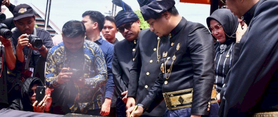 Gubernur Sulsel, Andi Sudirman Sulaiman, meresmikan jalan ruas Batu Tongkarayya - Goa Passea, di Desa Lembanna, Kecamatan Bonto Bahari, Kabupaten Bulukumba.