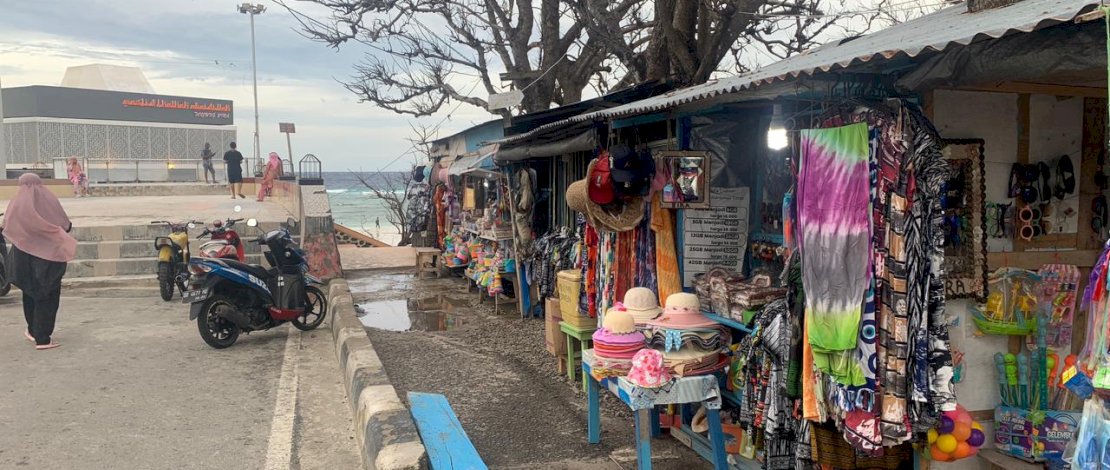 Pedagang dan Pengunjung Senang Bisa Sholat Tepat Setelah Masjid Terapung Bira Diresmikan