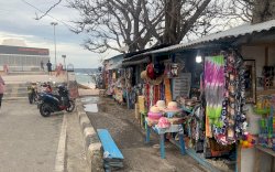 Pedagang dan Pengunjung Senang Bisa Sholat Tepat Setelah Masjid Terapung Bira Diresmikan