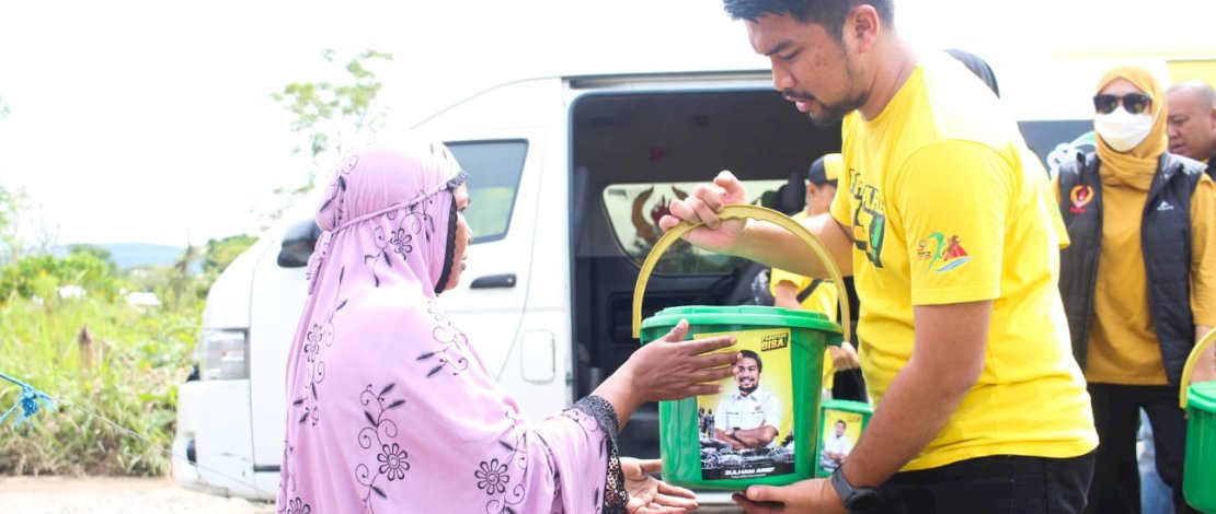 Ketua Komite Olahraga Nasional Indonesia (KONI) Kota Parepare, Zulham Arief, menyerahkan paket bantuan kepada masyarakat yang terdampak korban bencana banjir bandang. 
