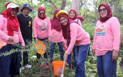 DWP Kepulauan Selayar Aksi Bersih Pantai dan Tanam Pohon di Tamamelong