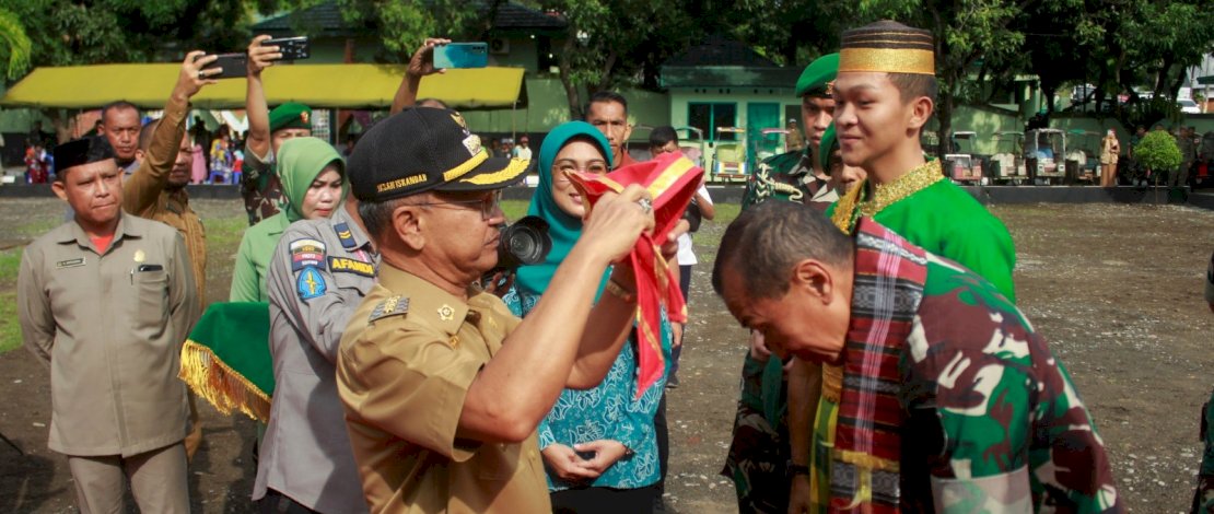 Sambut Mayjen Totok Imam Santoso, Bupati Ikhsan Iskandar Kalungkan Kain Khas Jeneponto