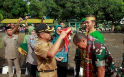 Sambut Mayjen Totok Imam Santoso, Bupati Ikhsan Iskandar Kalungkan Kain Khas Jeneponto