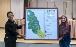 Lepas Mahasiswa KKN Tematik Unhas, Indah Terima Peta Bencana