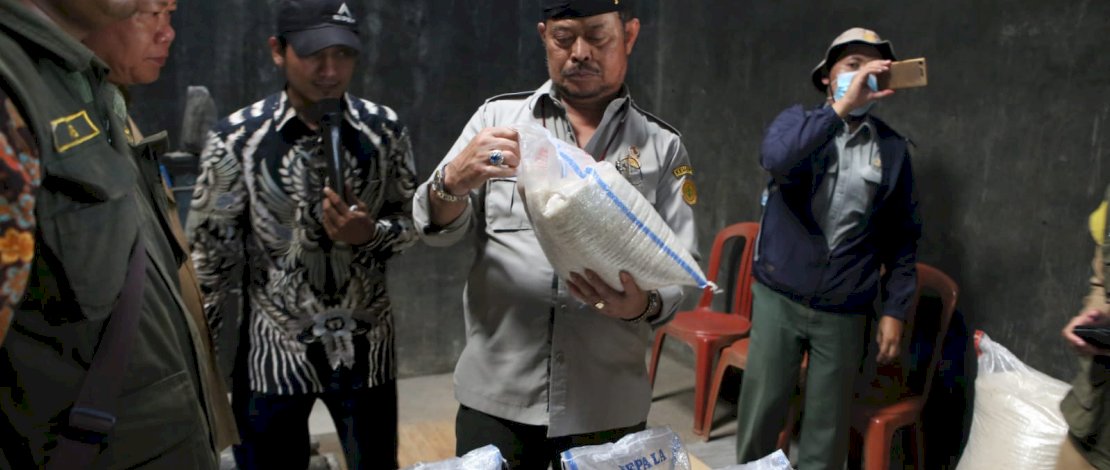 Mentan SYL mengecek kesiapan penggilingan padi yang berada di sekitar lokasi panen raya di Kabupaten Bogor.
Mentan SYL mengecek kesiapan penggilingan padi yang berada di sekitar lokasi panen raya di Kabupaten Bogor.