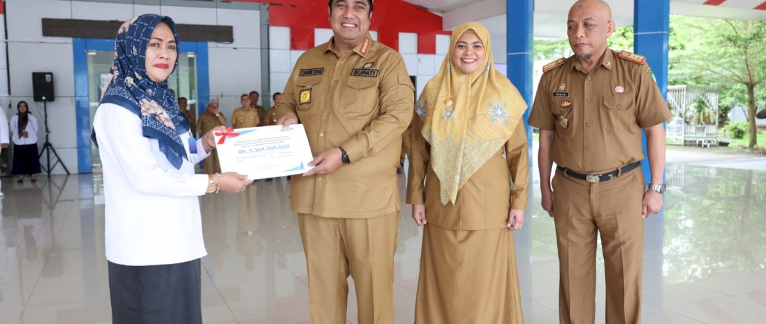 Kepala Perwakilan BKKBN Provinsi Sulsel, Andi Ritamariani, menyerahkan rincian anggaran dan kegiatan Dana Alokasi Khusus (DAK) BKKBN Tahun 2023, dan Petunjuk Teknis BOKB kepada Pemerintah Kabupaten Maros senilai Rp5,36 miliar, Senin, 6 Februari 2023.