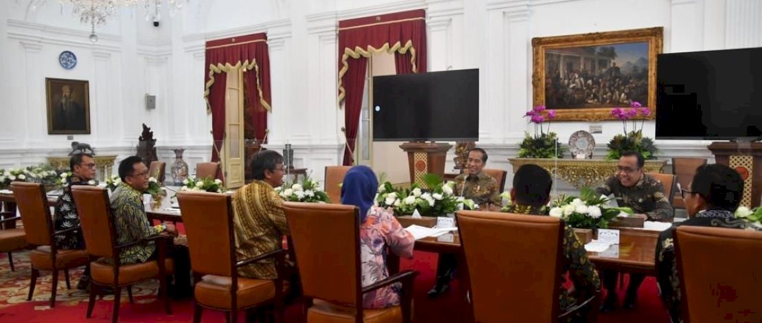 Presiden RI Joko Widodo menerima kedatangan anggota Dewan Pers periode 2022-2025 di Istana Merdeka, Jakarta, Senin, 6 Februari 2023.