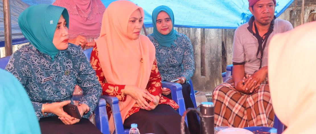 Ketua Tim Penggerak PKK Kabupaten Kepulauan Selayar, Andi Dwiyanti Musrifah Basli, bersama jajarannya menyerahkan bantuan untuk korban kebakaran, Supriadi (41 tahun), di Desa Buki, Kecamatan Buki, Selasa, 7 Februari 2023. Ketua Tim Penggerak PKK Kabupaten Kepulauan Selayar, Andi Dwiyanti Musrifah Basli, bersama jajarannya menyerahkan bantuan untuk korban kebakaran, Supriadi (41 tahun), di Desa Buki, Kecamatan Buki, Selasa, 7 Februari 2023.
