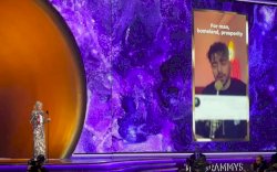 Penyanyi Iran yang Kemungkinan Dipenjara Karena Lagunya  justru Memenangkan Grammy 