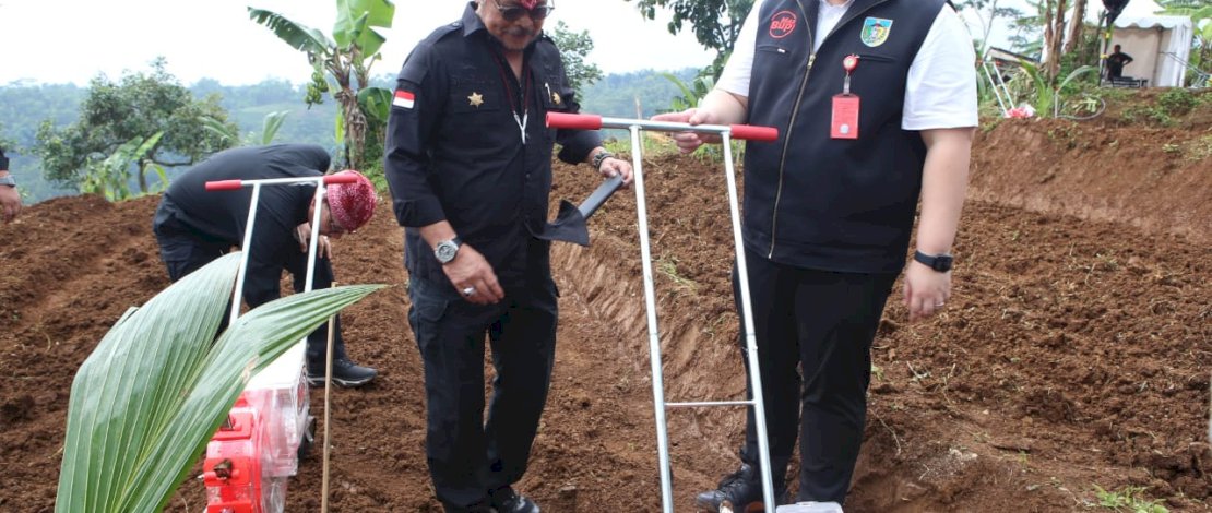 Menteri Pertanian Syahrul Yasin Limpo bersama Bupati Kediri Hanindhito Himawan Pramana, melakukan penanaman kelapa genjah yang diintegrasikan dengan jagung dan ternak kambing. Menteri Pertanian Syahrul Yasin Limpo bersama Bupati Kediri Hanindhito Himawan Pramana, melakukan penanaman kelapa genjah yang diintegrasikan dengan jagung dan ternak kambing.