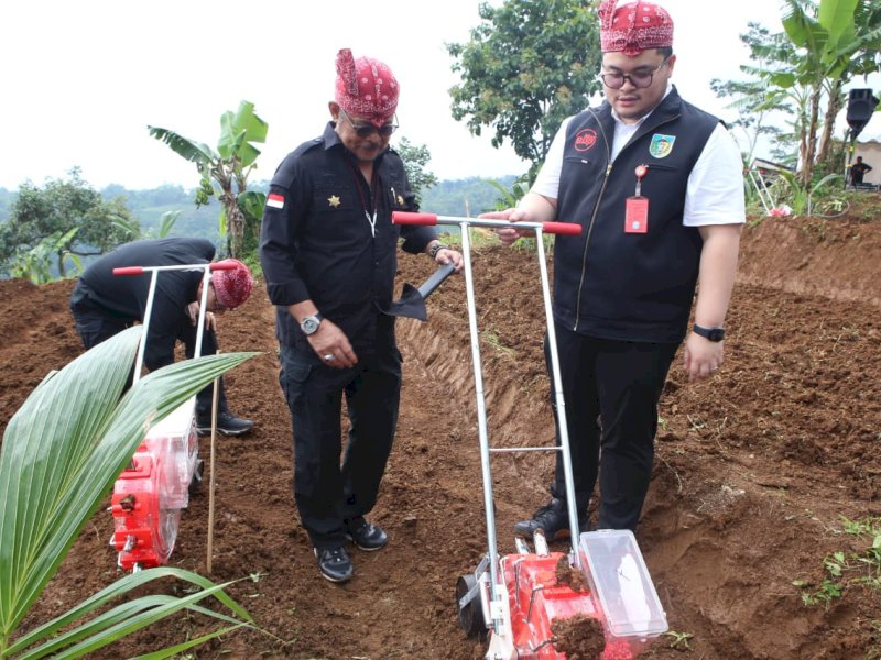 Mentan SYL dan Bupati Kediri Dorong Integrasi Kelapa Genjah, Jagung dan Kambing