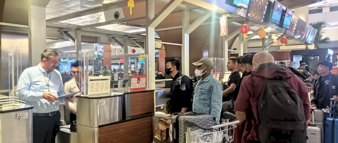Rumah Detensi Imigrasi (Rudenim) Makassar mendeportasi tiga orang warga negara Nigeria. Rumah Detensi Imigrasi (Rudenim) Makassar mendeportasi tiga orang warga negara Nigeria.