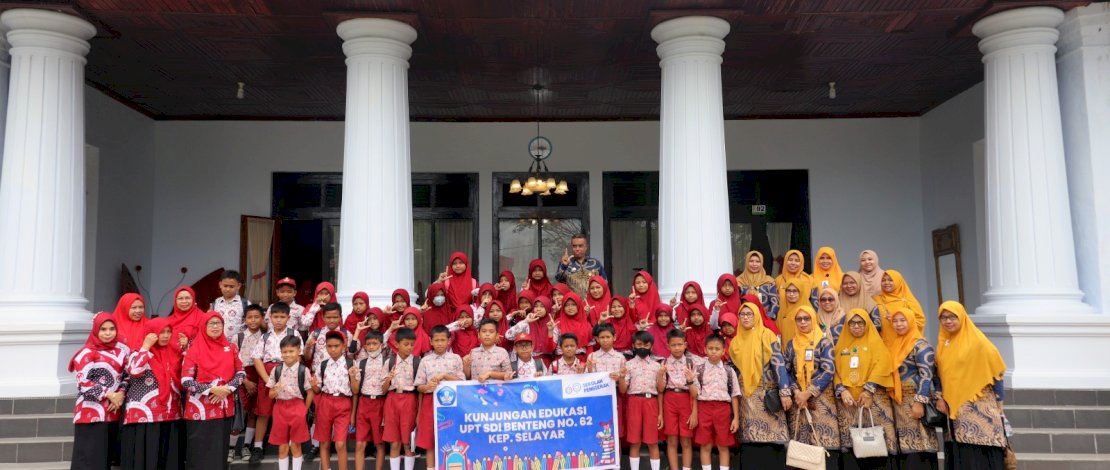 Siswa Kelas V UPT SDI Benteng Nomor 62 Kepulauan Selayar melakukan kunjungan edukasi ke Gedung Dewan Kerajinan Nasional Daerah (Dekranasda), Kamis, 9 Februari 2023.