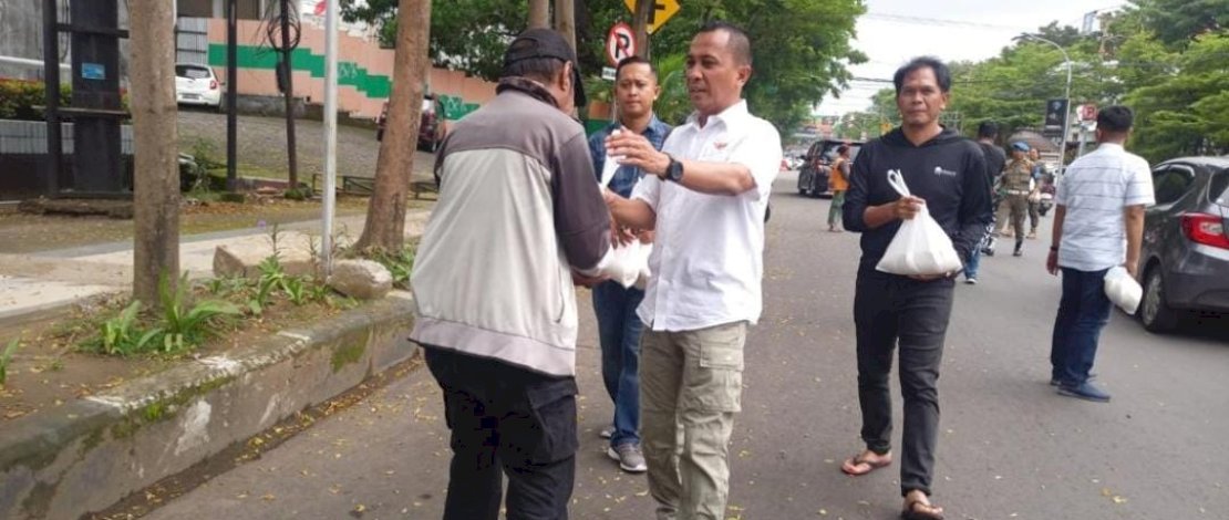 Jumat Berkah, Kasatpol PP Makassar Turun ke Jalan Bagi-bagi Beras