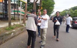 Jumat Berkah, Kasatpol PP Makassar Turun ke Jalan Bagi-bagi Beras
