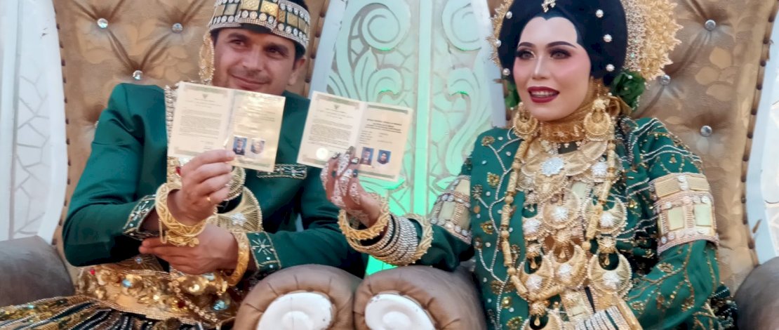 Meyria Anjarsari, warga Desa Kading, Kecamatan Awangpone, Kabupaten Bone, dinikahi pria tampan asal Turki, Omher Kara Kaya.
