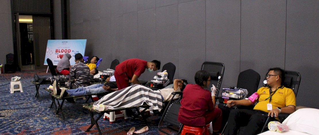 Manajemen Aston Sorong Gelar Donor Darah, 70 Kantong Terkumpul