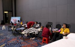 Manajemen Aston Sorong Gelar Donor Darah, 70 Kantong Terkumpul