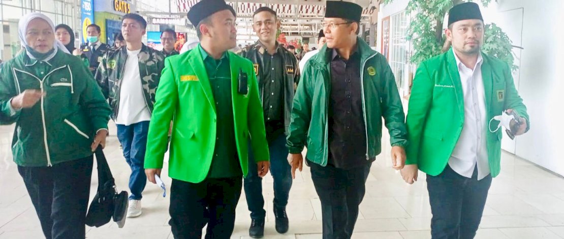 Politisi muda PPP, Hardiman J Saing Rewa, turut mendampingi Ketua DPW PPP Sulsel, Imam Fauzan, menjemput kedatangan Ketua Umum Muhammad Mardiono, di Bandara Internasional Sultan Hasanuddin, Sabtu, 11 Februari 2023.