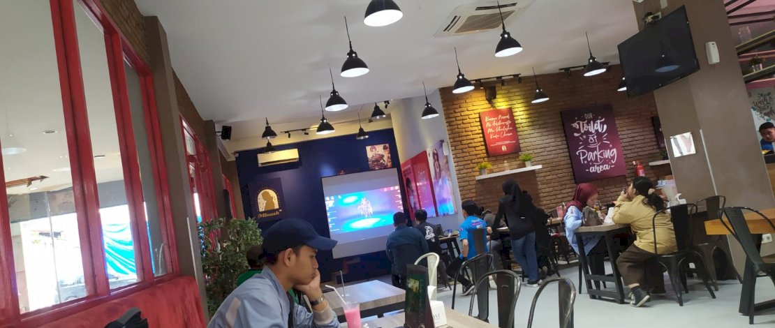 Panitia RPG E-Sport bersama pihak Mbuuk Coffe Shop, memasang proyektor untuk menampilkan pertandingan RPG Tournament Mobile Legend, yang dimulai hari ini, Sabtu, 11 Februari 2023.
Panitia RPG E-Sport bersama pihak Mbuuk Coffe Shop, memasang proyektor untuk menampilkan pertandingan RPG Tournament Mobile Legend, yang dimulai hari ini, Sabtu, 11 Februari 2023.