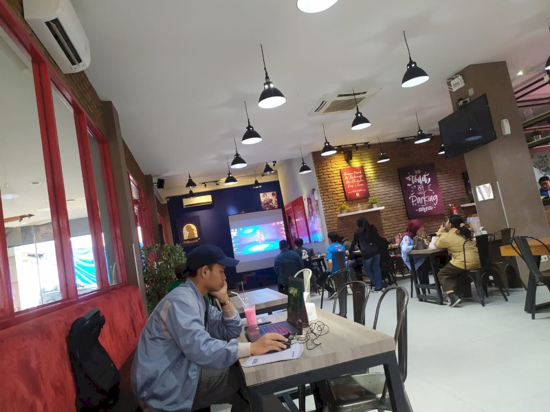 Suporter RPG E-Sport Membludak, Panitia Pasang Proyektor