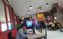 Suporter RPG E-Sport Membludak, Panitia Pasang Proyektor