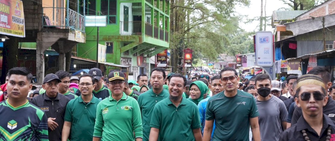 Gubernur Sulsel,  Sudirman Sulaiman, mendampingi Plt Ketua Umum DPP PPP, Muhamad Mardiono, dan Menparekraf Sandiaga Salahuddin Uno, mengikuti jalan sehat dalam rangka 50 tahun Partai Persatuan Pembangunan (PPP), di Malino, Kabupaten Gowa, Minggu, 12 Februari 2023.