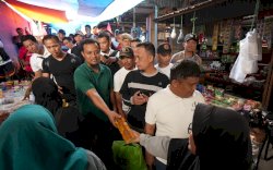 Gubernur Andi Sudirman Borong Oleh-oleh Khas di Pasar Sentral Malino