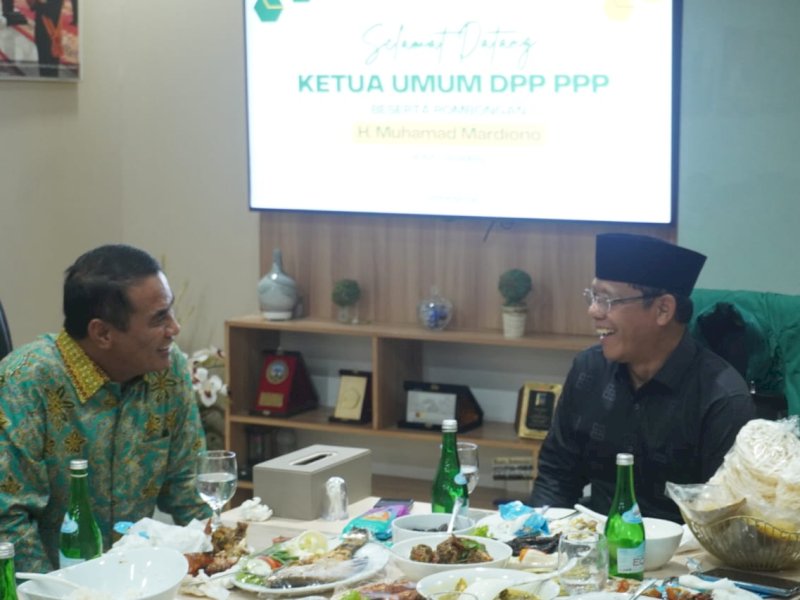 Silaturahmi, Ketum PPP Mardiono dan Amran Sulaiman Saling Lempar Pujian 