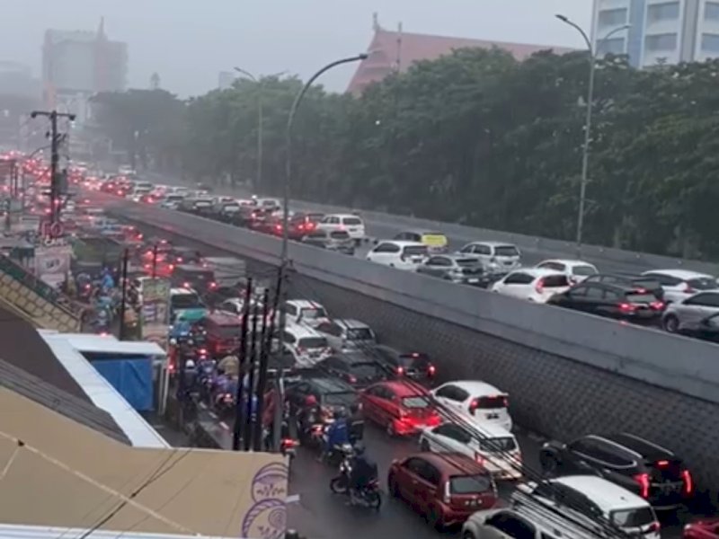 Gara-gara Banjir  Sepanjang Jalan Pettarani Macet  Total
