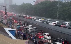 Gara-gara Banjir  Sepanjang Jalan Pettarani Macet  Total