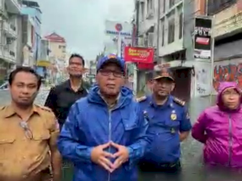 Banjir Setinggi Pinggang Orang Dewasa, Danny Pomanto Minta Masyarakat Tidak Keluar Rumah 