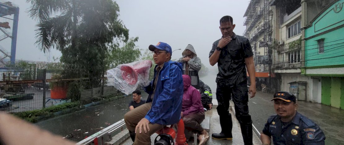Wali Kota Makassar Danny Pomanto dan Jajaran Turun Langsung Evakuasi Warga Terdampak Banjir Wali Kota Makassar Danny Pomanto dan Jajaran Turun Langsung Evakuasi Warga Terdampak Banjir