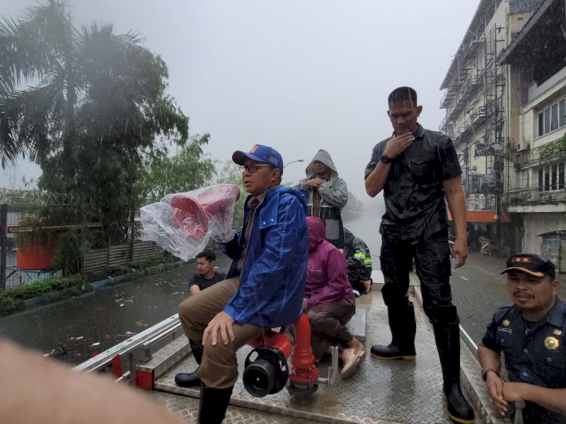 Wali Kota Makassar Danny Pomanto dan Jajaran Turun Langsung Evakuasi Warga Terdampak Banjir